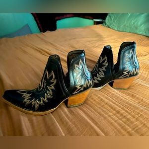 Ariat black dixions size 8.